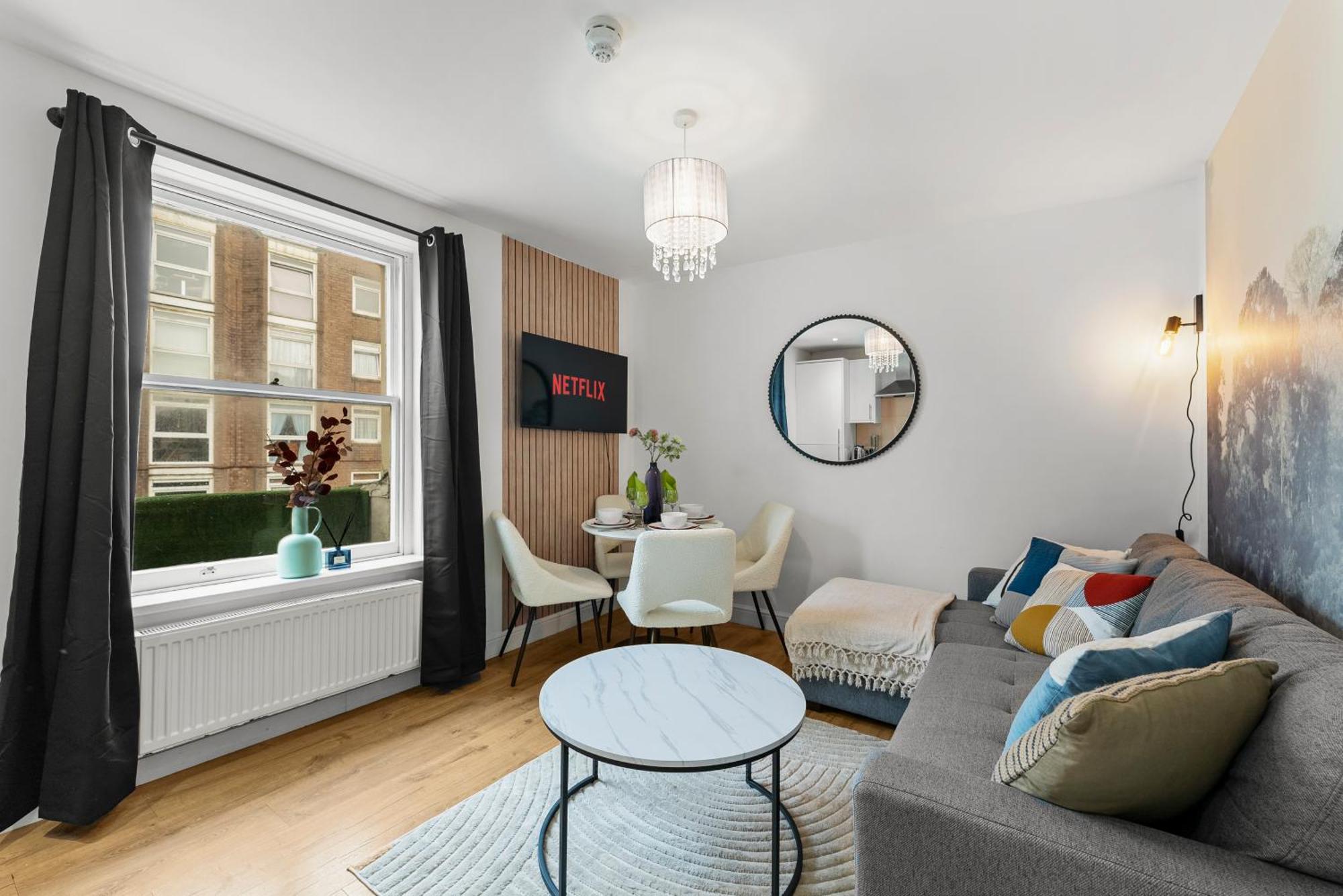 Stylish 3 Bed Flat In - Sleeps 8 *