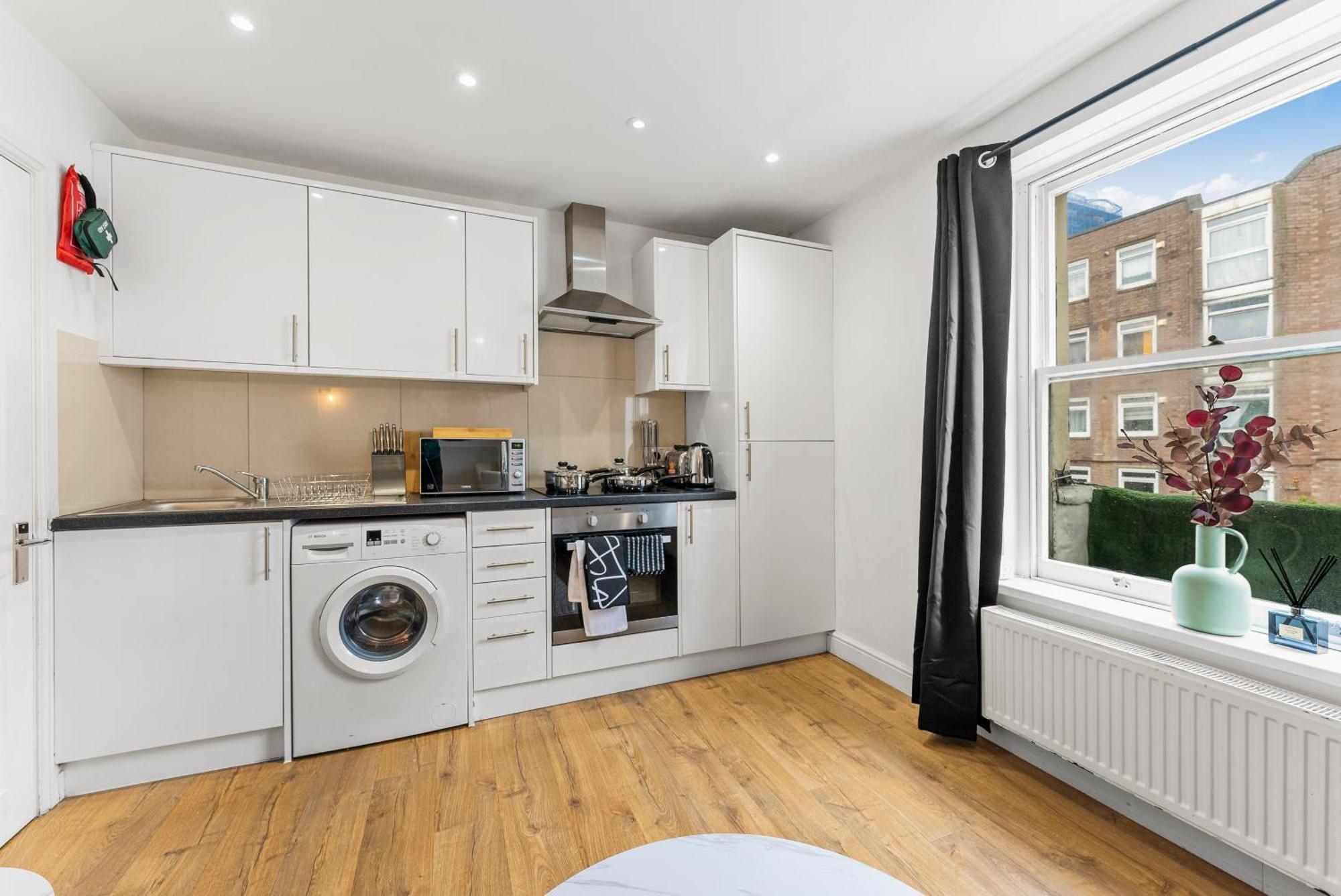 Stylish 3 Bed Flat In - Sleeps 8 *
